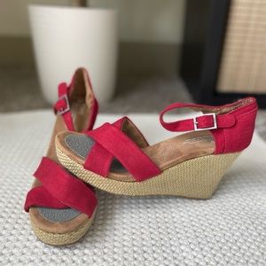 TOMS red wedges